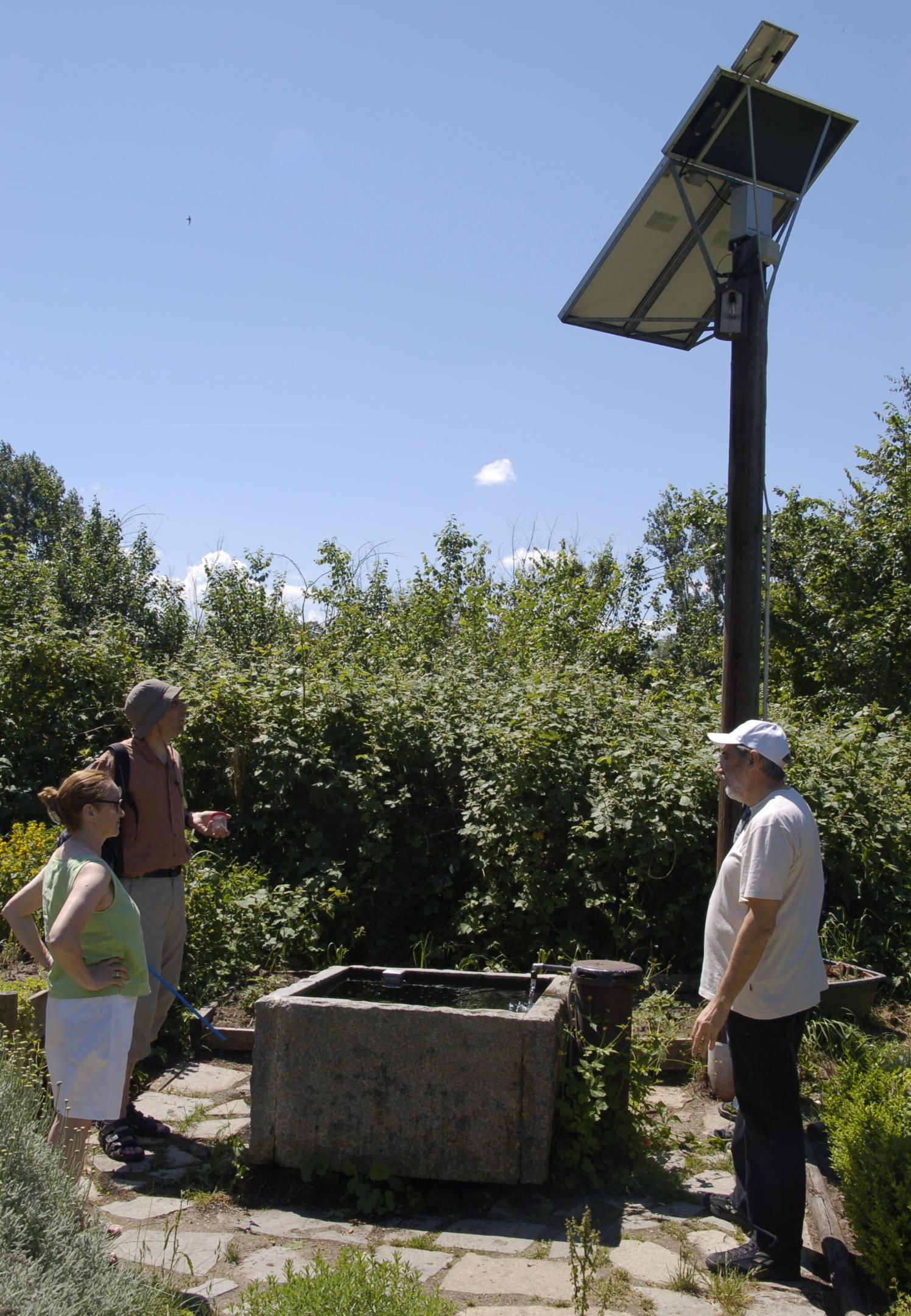 Gießwasser im Brunnentrog durch Solarenergie