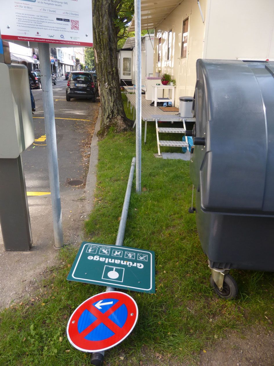 Grünzug Willy-Brandt-Anlage mit abgestellten Fahrzeugen