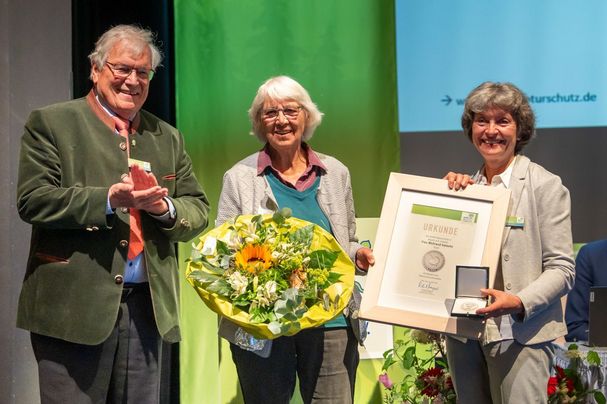 Große Ehrung für Waltraud Galaske bei der BN-Delegiertenversammlung 2025 in Fürth BUND Naturschutz Delegiertenversammlung 2025 Fürth