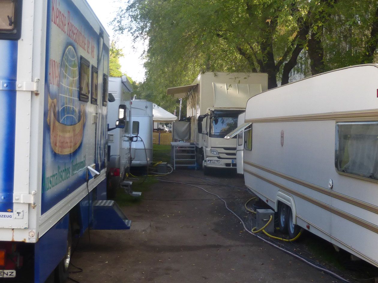 Grünzug Willy-Brandt-Anlage mit abgestellten Fahrzeugen