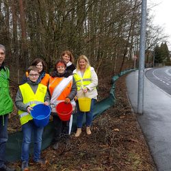Ein eingespieltes Team von Ehrenamtlichen betreut den Amphibienzaun