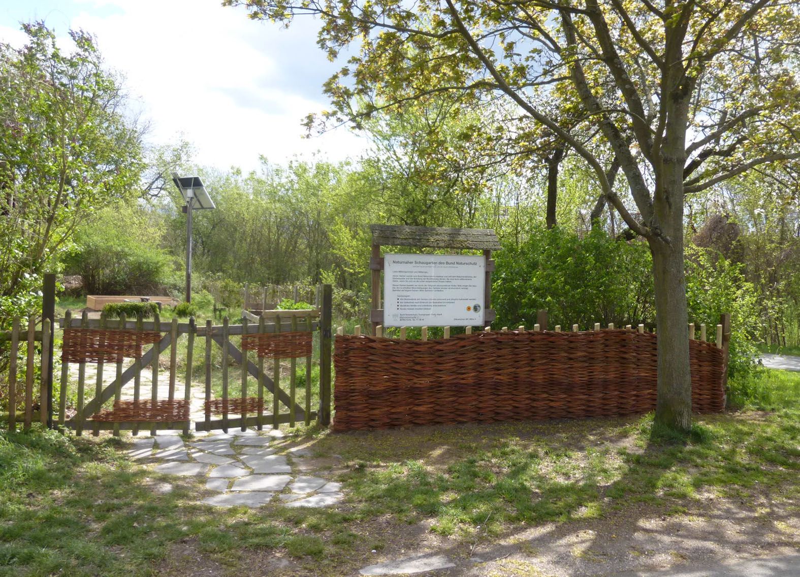 Eingang mit Weidenflechtzaun