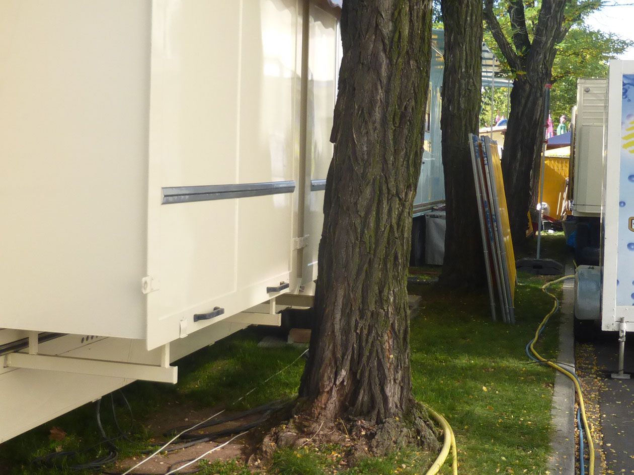 Grünzug Willy-Brandt-Anlage mit abgestellten Fahrzeugen