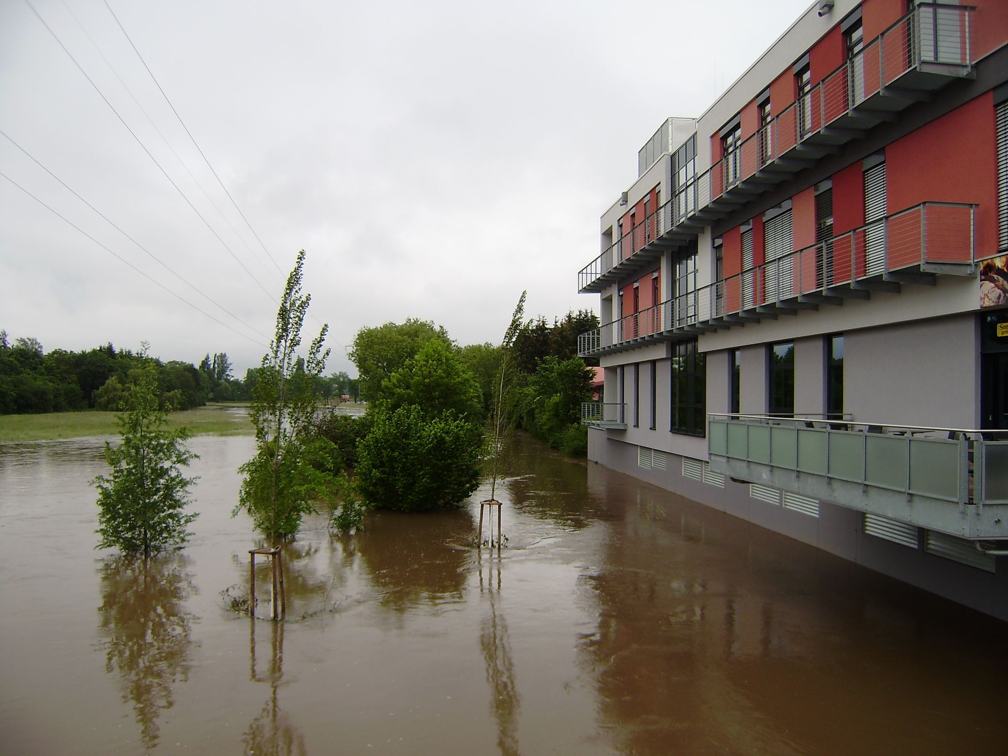 Hochwasser beim Ärztehaus an der Flutbrücke