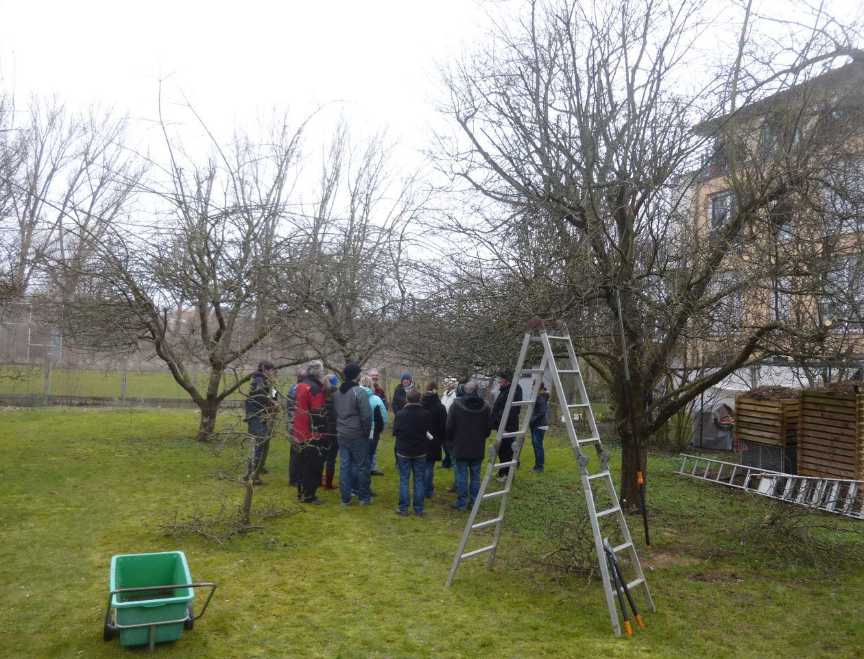 Obstbaumschnittkurs in Garten am Rand des Pegnitztals