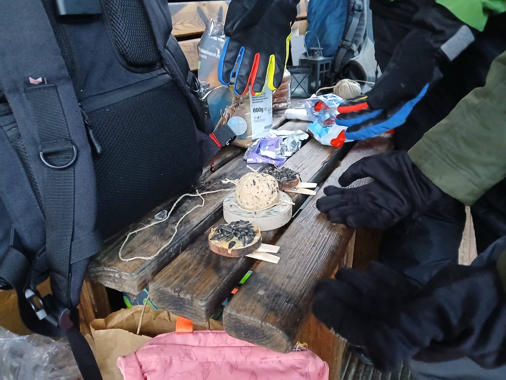 Kindergruppe stellt Meisenknödel her, Foto: Sabine Scherer Kindergruppe Fürth BUND Naturschutz