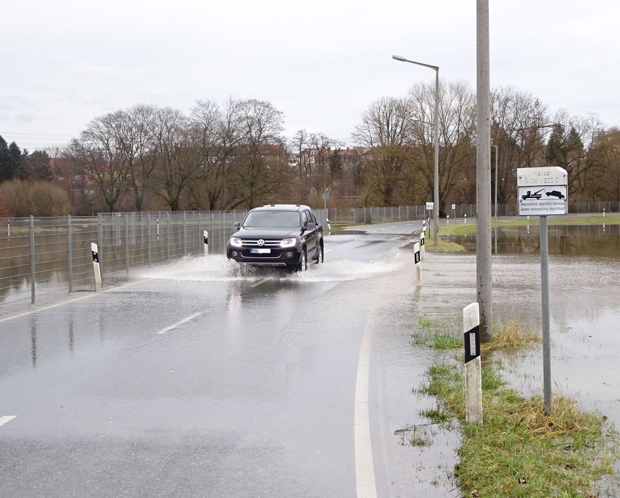 Verbotene Fahrt der überschwemmten Fuchsstraße in Fürth