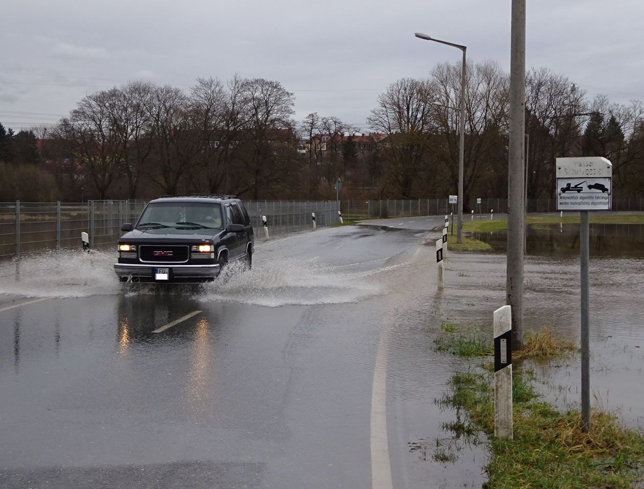 Verbotene Fahrt der überschwemmten Fuchsstraße in Fürth